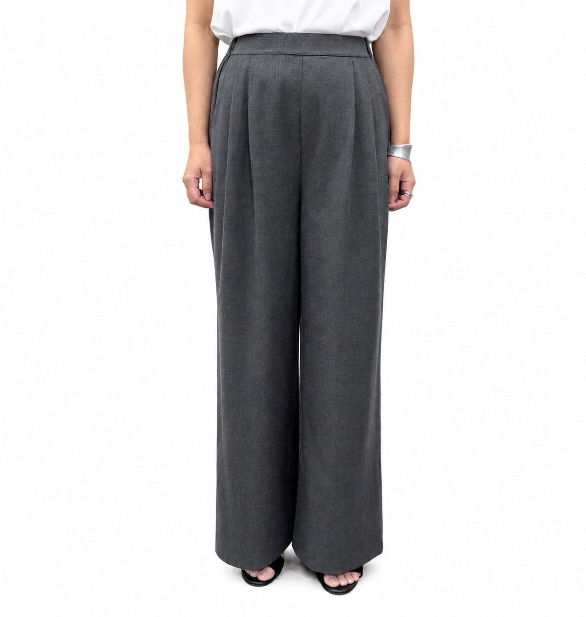 【siro de la bonte】 stretch twill tuck straight pants R713302/2月上旬から2月下旬発送予定