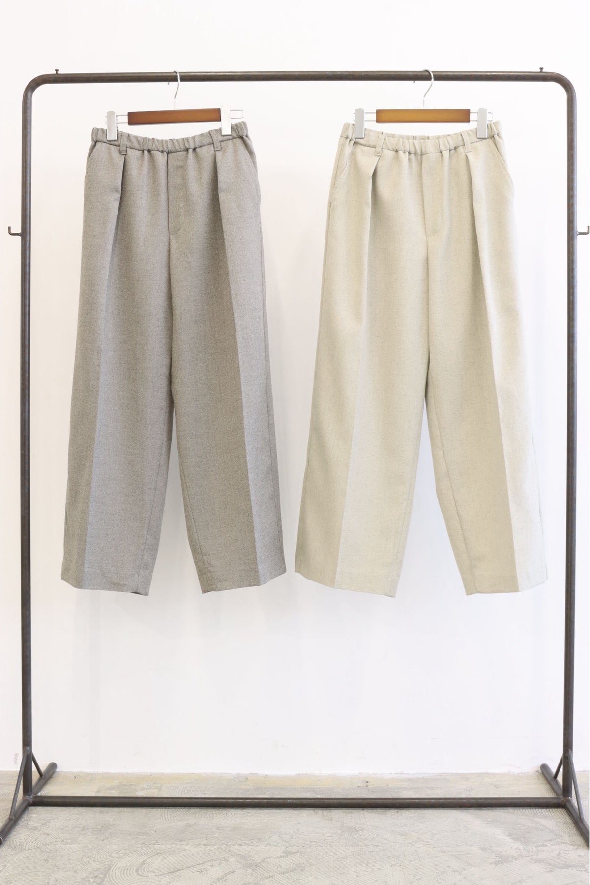 【LE MELANGE| '27 Spring Collection】SLUB MELANGE TWILLタックワイドパンツパンツ 8713504/2月上旬から2月下旬発送予定