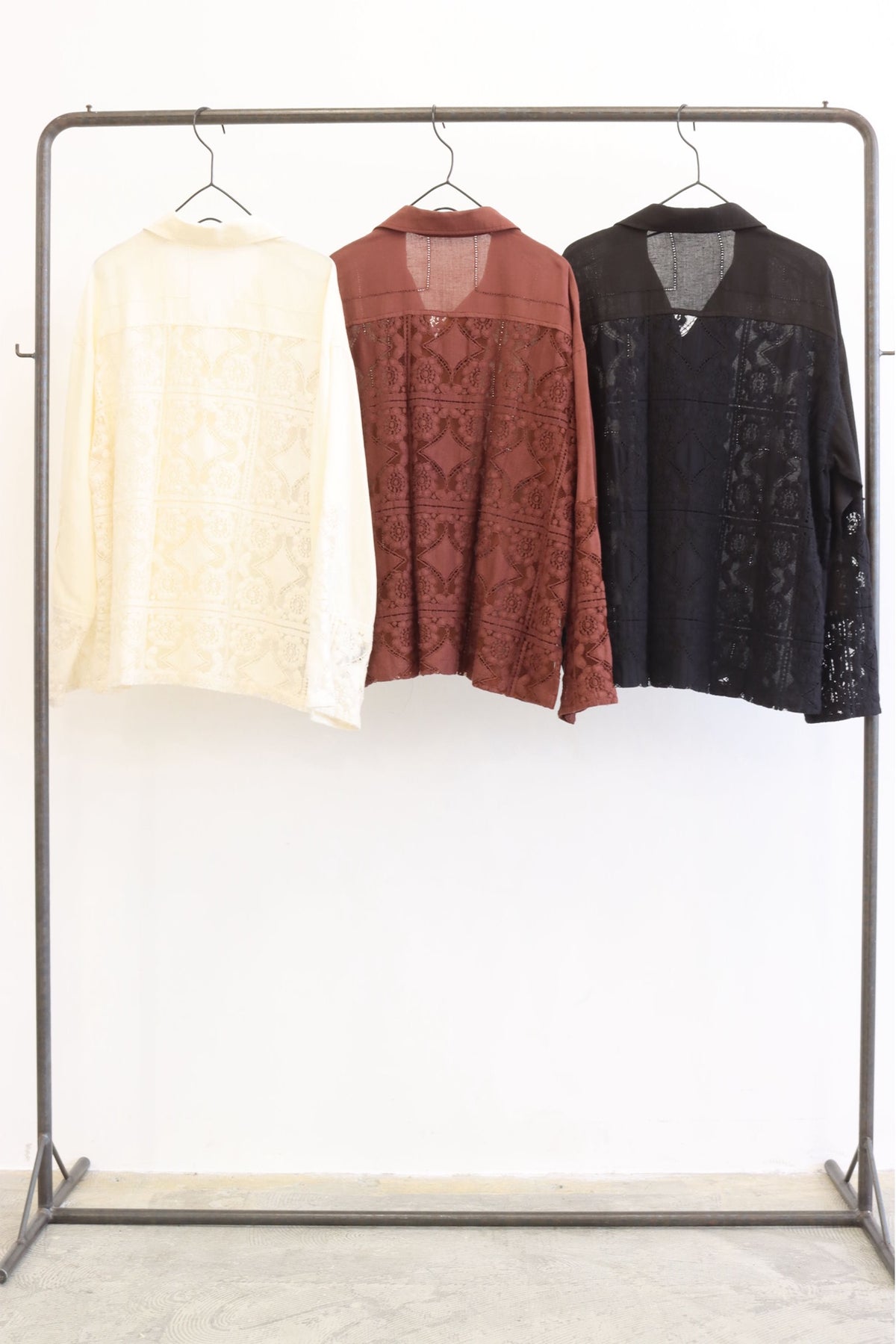 【LE MELANGE| '27 Spring Collection】モザイク柄パネルレースシャツ 8713207/2月下旬から3月中旬発送予定