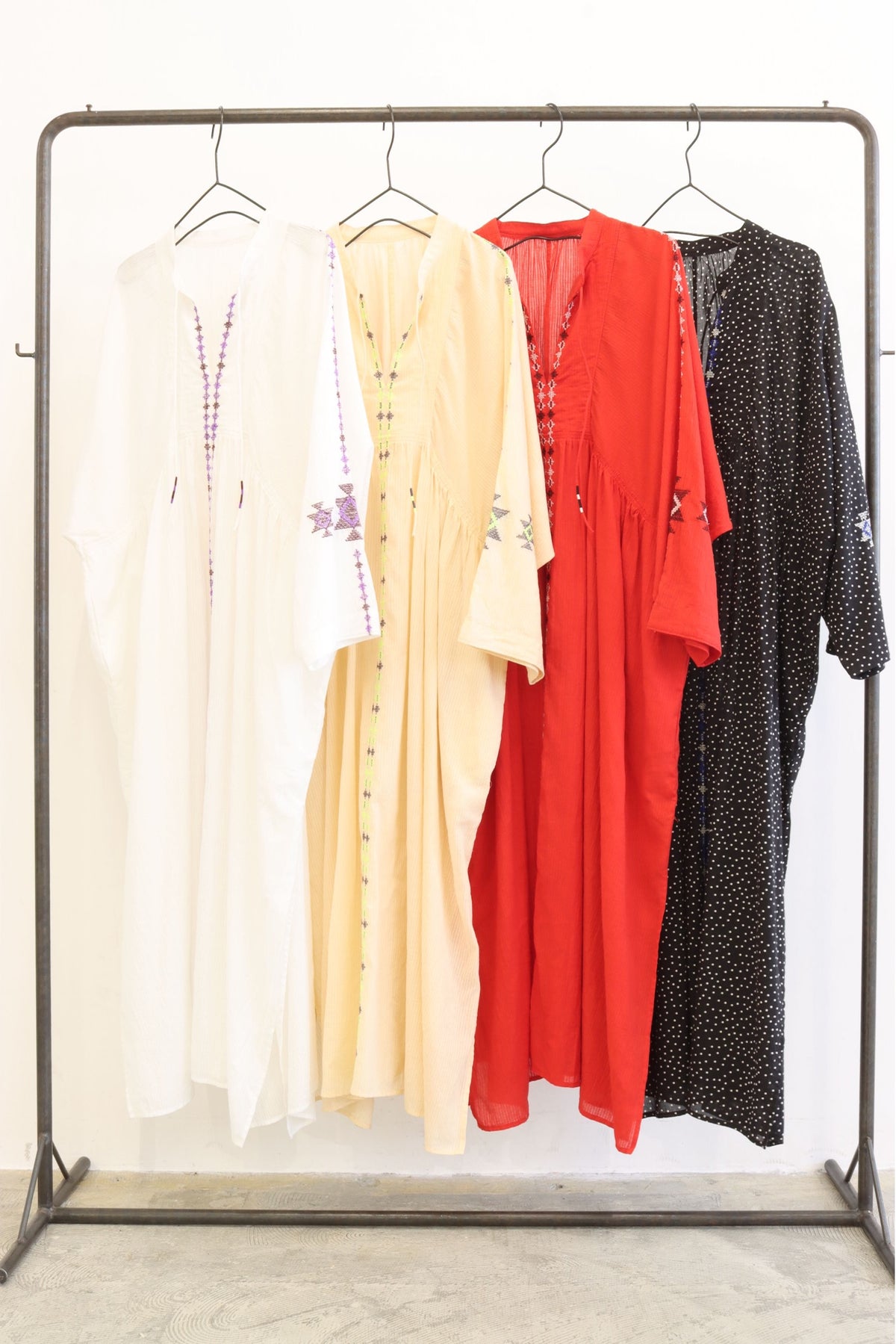 【LE MELANGE| '27 Spring Collection】 COTTON DOBBY STRIPE /DOT PRINT クロス刺繍ワンピース 8713601/3月中旬から4月上旬発送予定