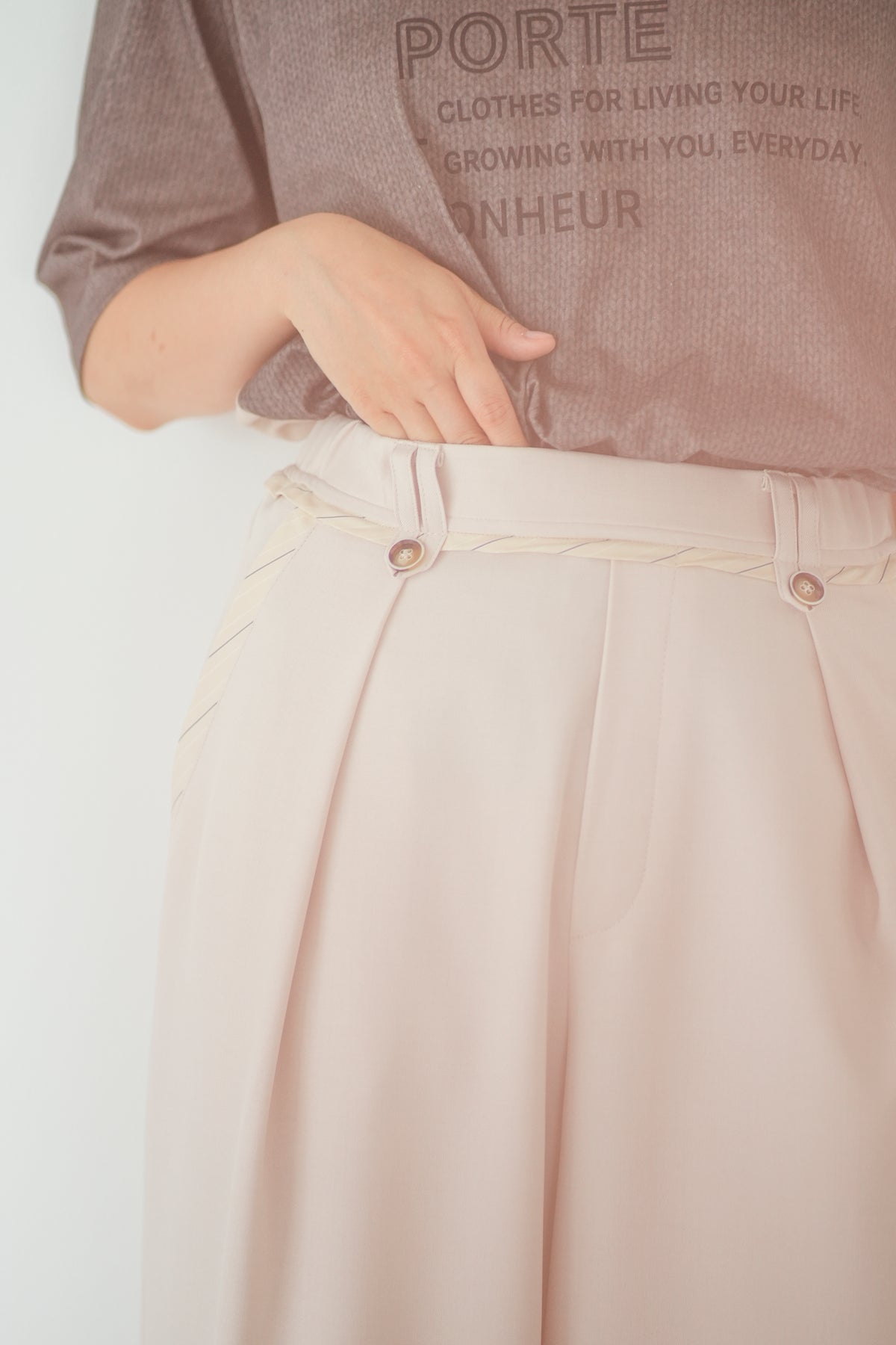 【Lallia Mu】 フロントタックパンツ 2711701／2月上旬～2月中旬発送予定