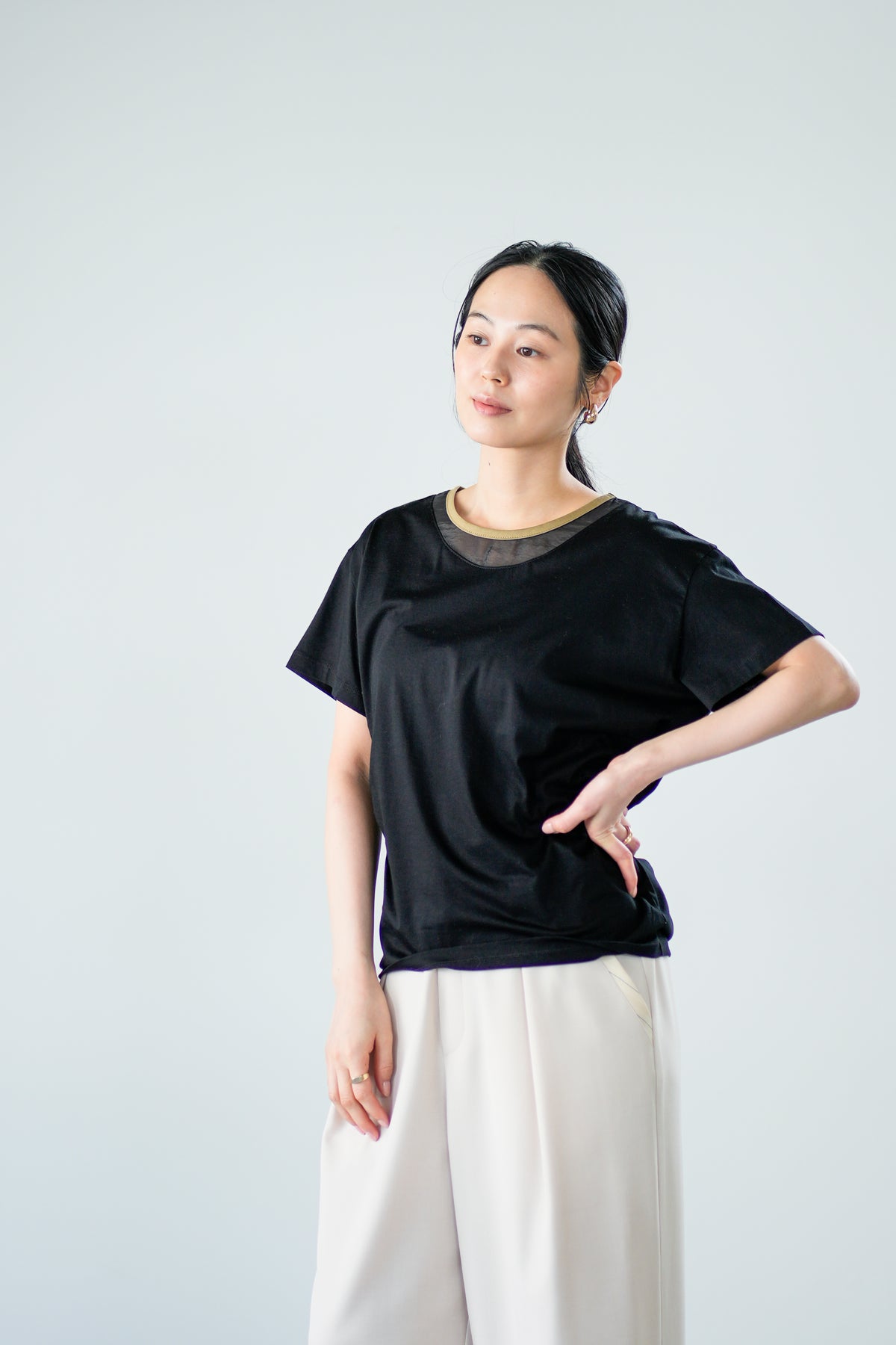 【Lallia Mu】 オーガンジーネックバイカラーカットソー 2711534／3月上旬～3月中旬発送予定