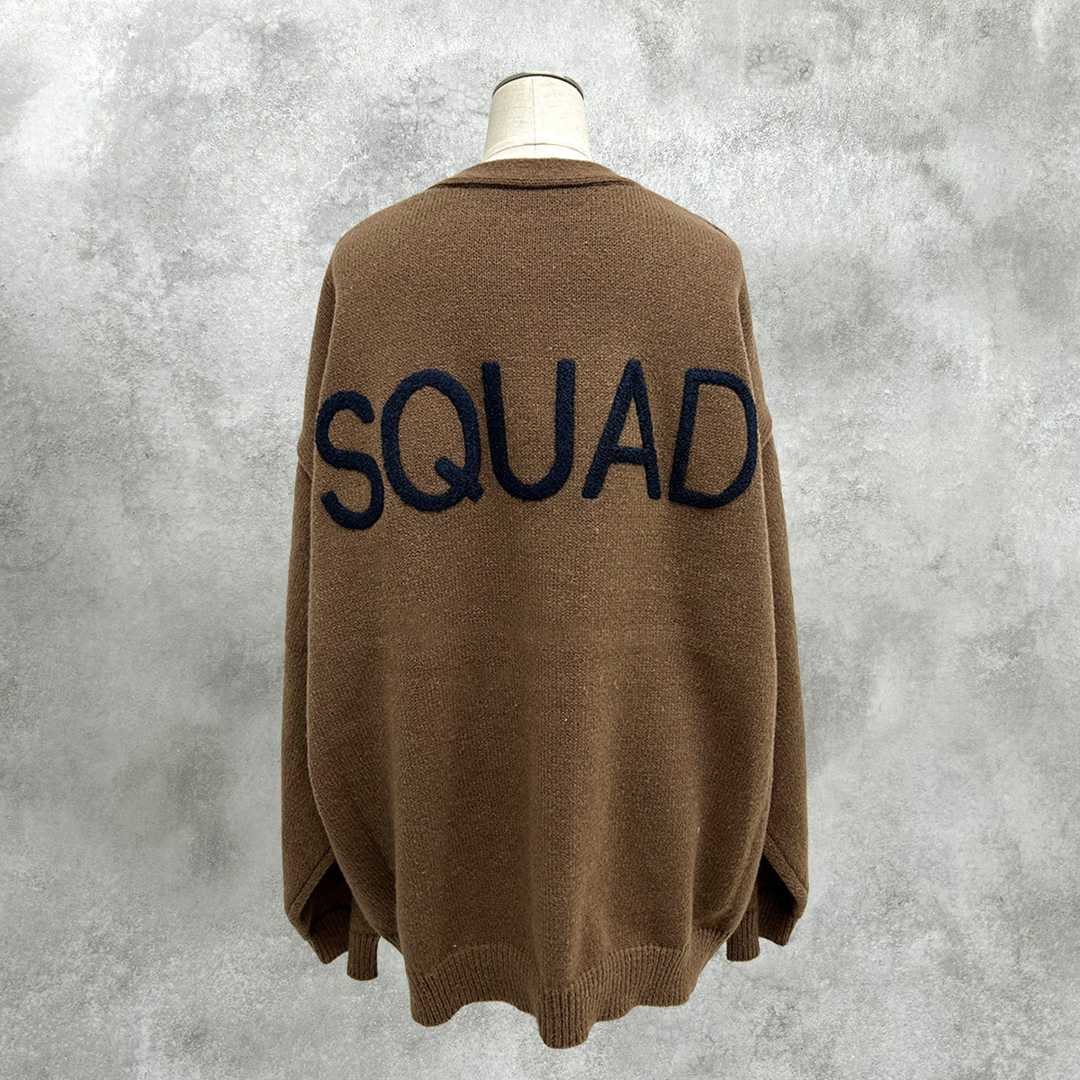 【ayane】 ロゴ刺繡ニットカーディガン 897137／11月下旬～12月上旬発送予定