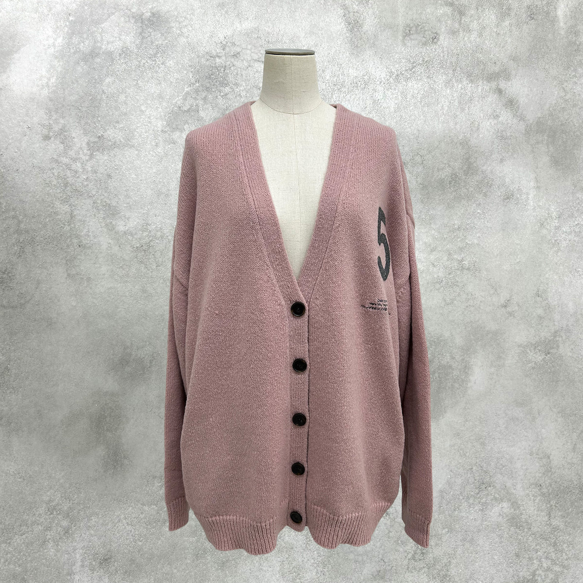 【ayane】 ロゴ刺繡ニットカーディガン 897137／11月下旬～12月上旬発送予定