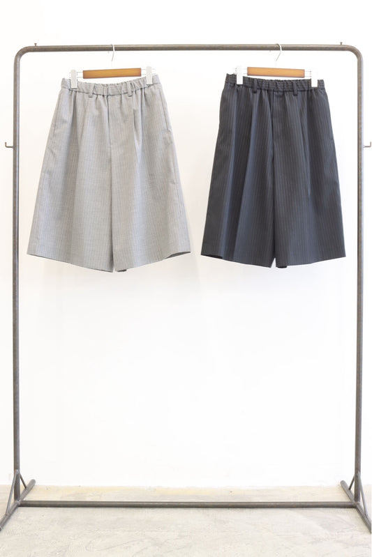 【LE MELANGE| '27 Spring Collection】TOROPICAL PIN STRIPEハーフパンツ 8713506／２月上旬から２月下旬発送予定