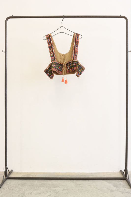 【LE MELANGE| '27 Spring Collection】 コットンボイル刺繍ベスト 8713703／３月上旬から３月下旬発送予定