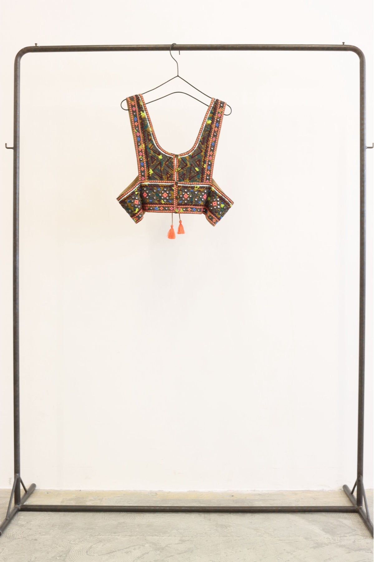 【LE MELANGE| '27 Spring Collection】 コットンボイル刺繍ベスト 8713703／３月上旬から３月下旬発送予定