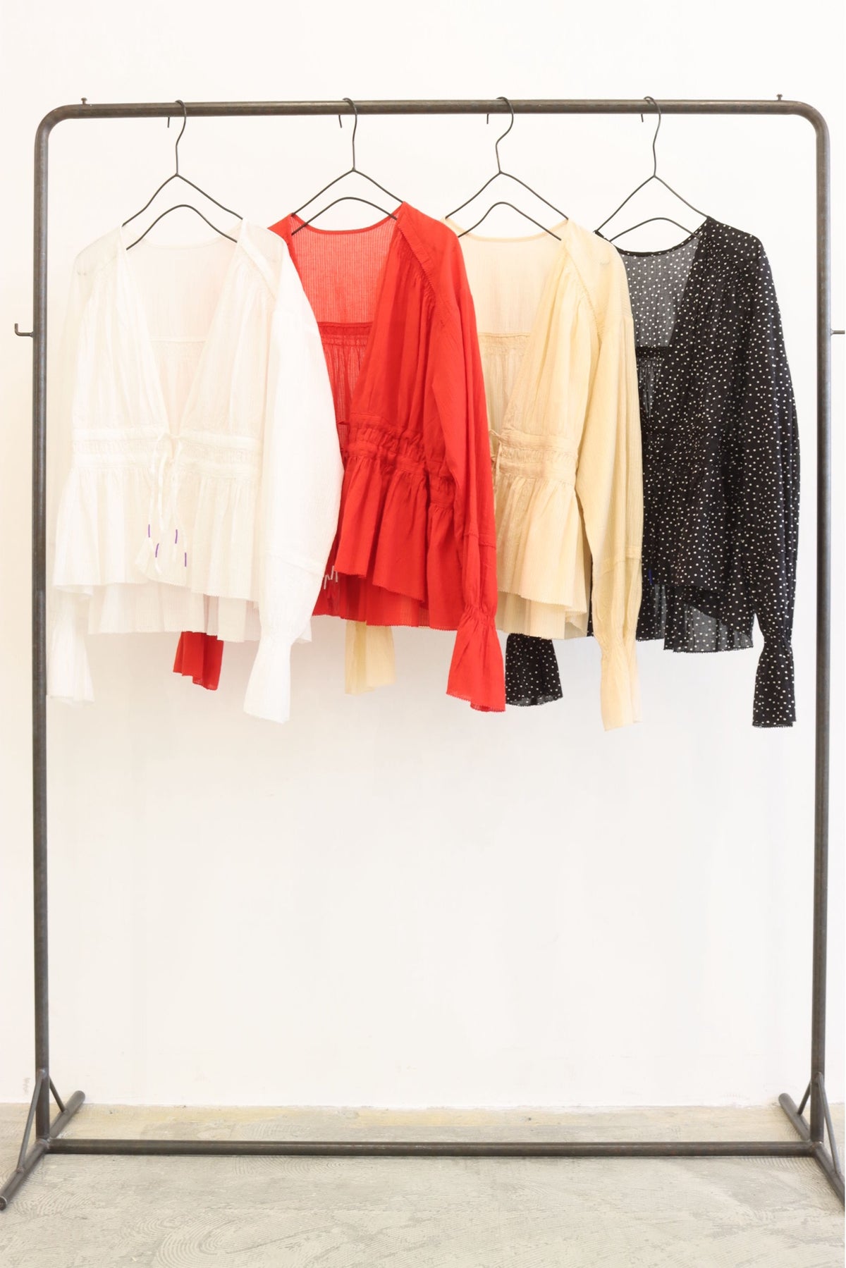 【LE MELANGE| '27 Spring Collection】 COTTON DOBBY STRIPE /DOT PRINT Vネックブラウス 8713208／３月中旬から４月上旬発送予定