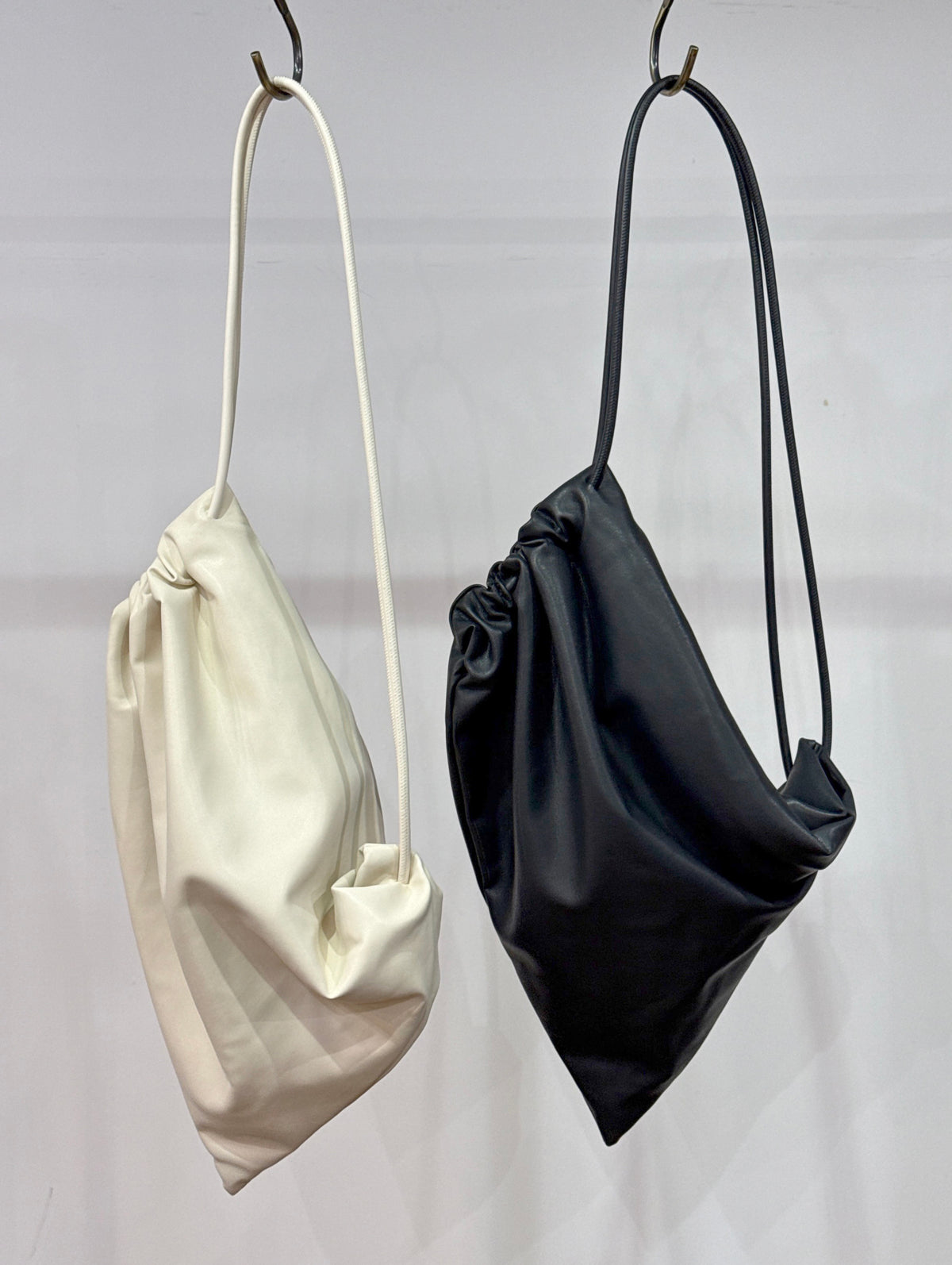 【PRIORITY | '27 Spring Collection】 フェイクレザークロスバッグ P71110BF／１月下旬から２月下旬発送予定